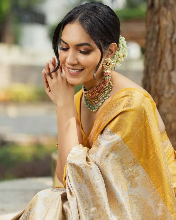 Premium_Soft_Lichi_Silk_Saree_with_All-Over_Jacquard_Work_&_Rich_Designer_Pallu