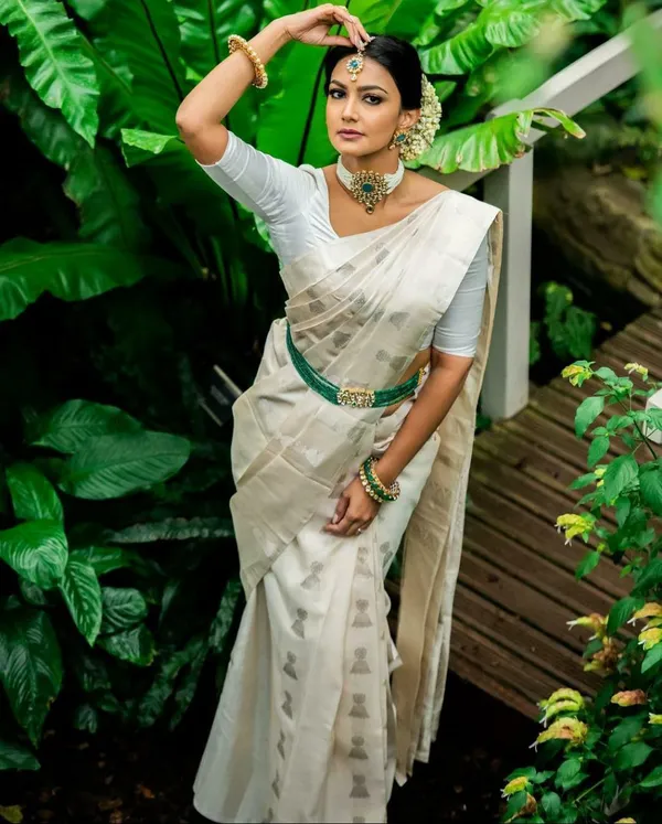 Premium_Soft_Lichi_Silk_Saree_with_Rich_Pallu_&_All-Over_Jacquard_Work