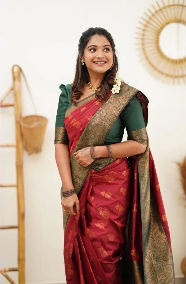 Elegant_Red_Lichi_Silk_Saree_with_Rich_Jacquard_Pallu_&_Border