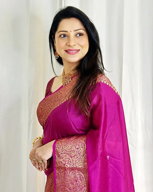 Royal_Fuchsia_Pink_Lichi_Silk_Saree_with_Rich_Jacquard_Pallu