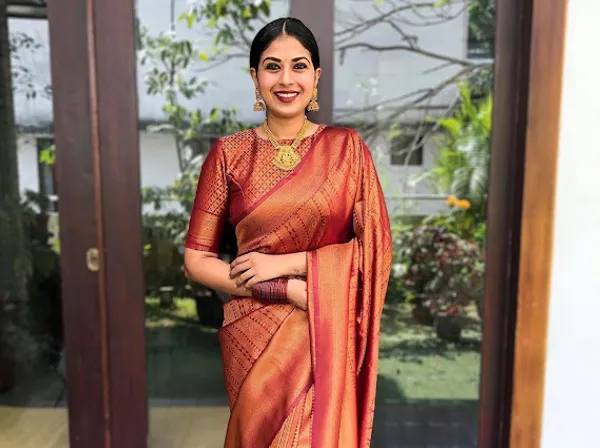 Royal_Maroon_Soft_Lichi_Silk_Saree_with_Rich_Jacquard_Pallu_&_Traditional_Woven_Design