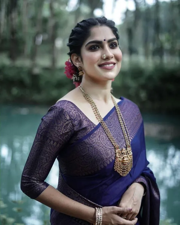 Royal_Navy_Blue_Lichi_Silk_Saree_with_Rich_Jacquard_Pallu