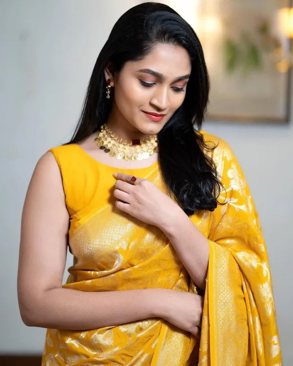 Royal_Yellow_Soft_Lichi_Silk_Designer_Saree_with_Rich_Woven_Pallu