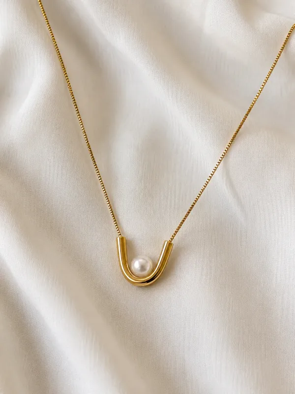 Aarohi_Pearl_Arc_18kt_Gold_Plated_Pendant_Necklace