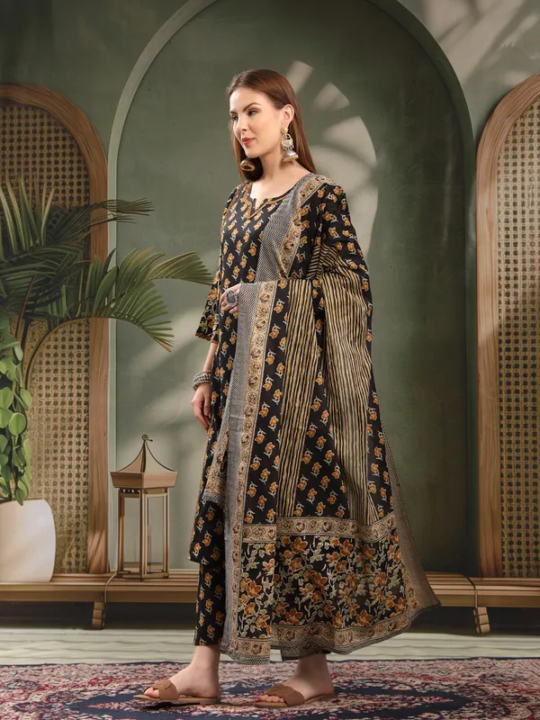 Black_Floral_Printed_Straight_Kurta_Set_For_Women