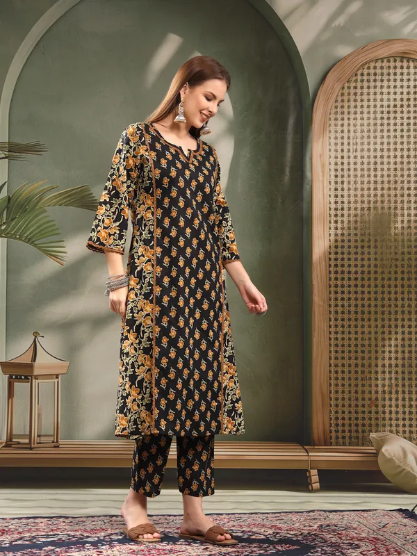 Black_Floral_Printed_Straight_Kurta_Set_For_Women