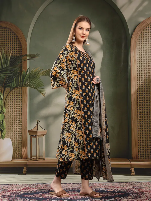 Black_Floral_Printed_Straight_Kurta_Set_For_Women