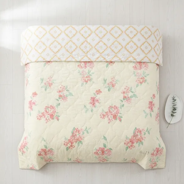 Cream_Microfiber_Floral_With_Geometric_Reverse_Quilt_For_Bedroom