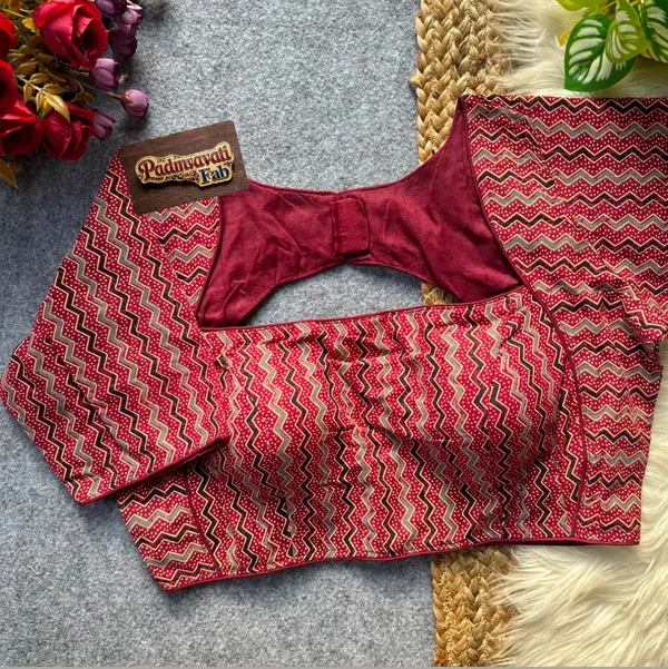 Maroon_Cotton_Princess_Cut_Zigzag_Print_Padded_Blouse_For_Women