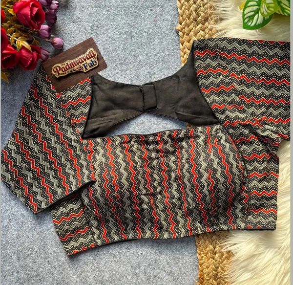 Black_Cotton_Princess_Cut_Zigzag_Print_Padded_Blouse_For_Women