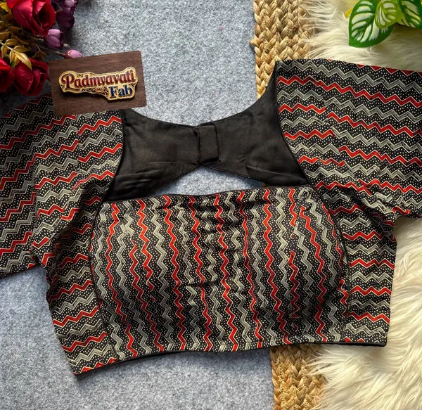 Black_Cotton_Princess_Cut_Zigzag_Print_Padded_Blouse_For_Women