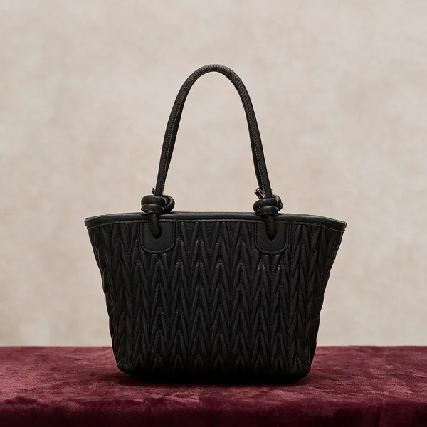 Black_Quilted_Pattern_Tote_Bag_for_Women