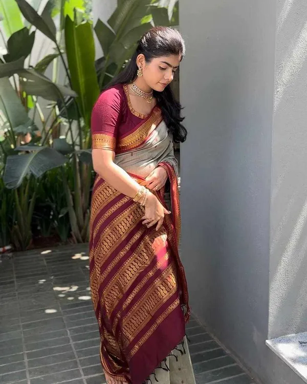 KP_6092_Graceful_Drape_Rich_Texture_And_Elegant_Designed_Saree