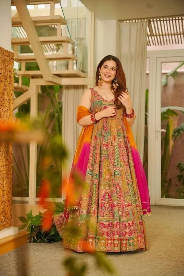 SCNX_1197_New_Gown_Elegance_With_Modern_Touch