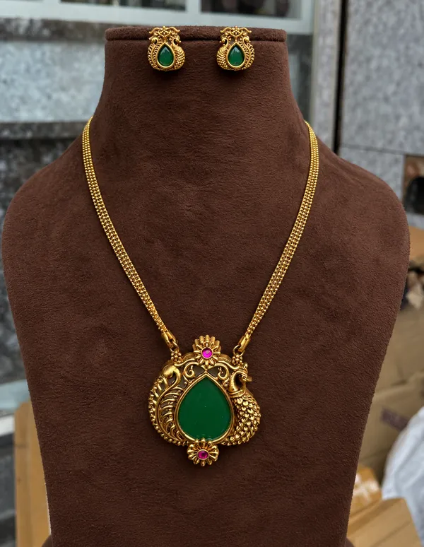 Non_Devi_Long_chain_with_earrings