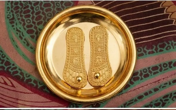 Rudrakashi_Charan_Paduka_Yantra_Stainless_Steel_Gold