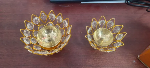 Rudrakashi_Metal_Crystal_Akhand_Diya_For_Home_Temple_3-2_Inch_Iron,_Steel_Table_Diya