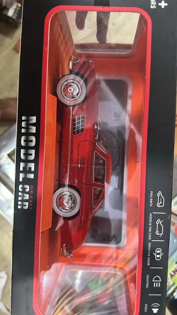 Diecast_Metal_Model_Car_With_Accessories