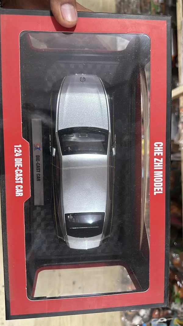Silver_Die-Cast_Model_Car_1:24_Scale_For_Kids