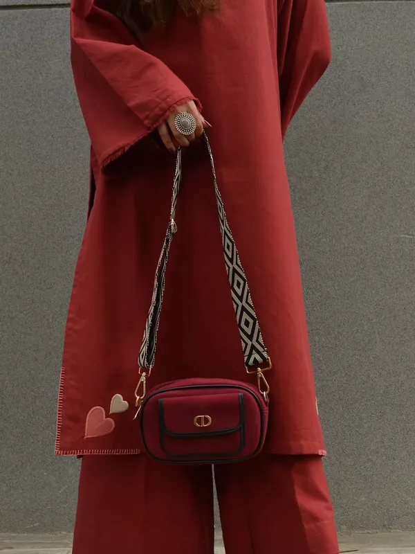 Maroon_Embroidered_Heart_Applique_Kurta_Set_With_Geometric_Strap_Bag