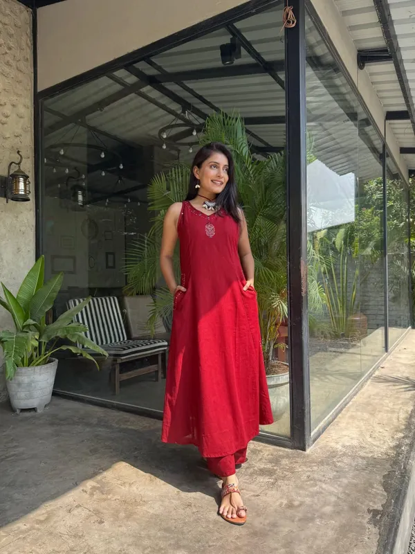 Red_Embroidered_Sleeveless_Kurta_Set_With_Pants_For_Women