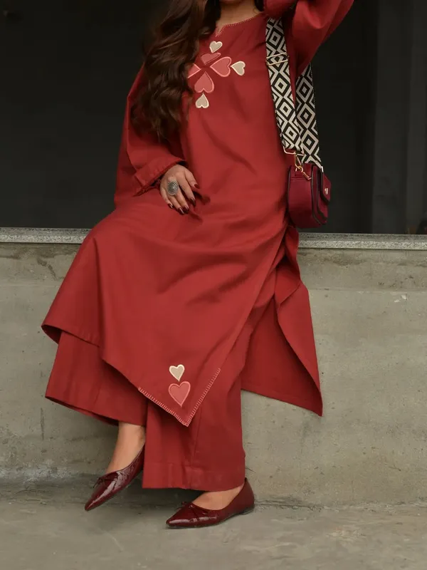 Maroon_Embroidered_Heart_Applique_Kurta_Set_With_Geometric_Strap_Bag