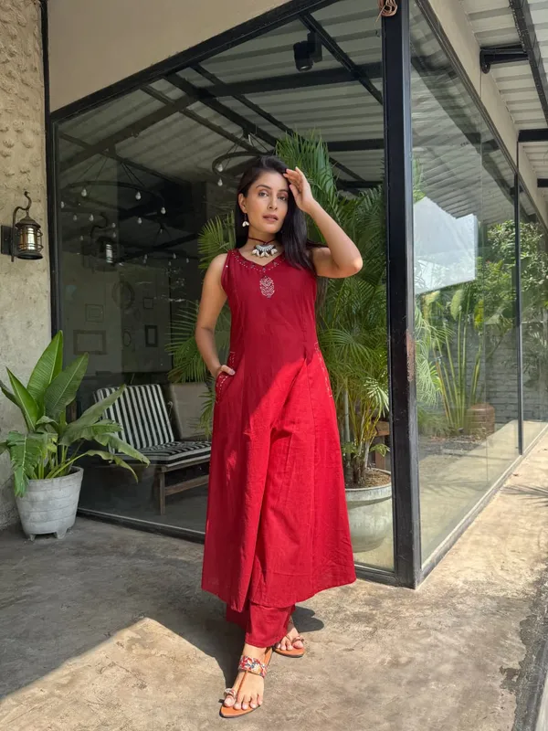 Red_Embroidered_Sleeveless_Kurta_Set_With_Pants_For_Women