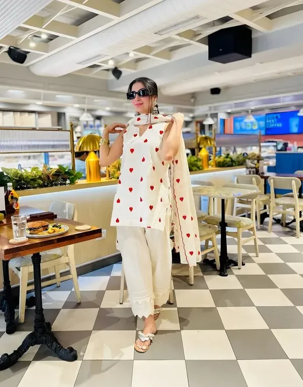 White_Cotton_Heart_Print_Sleeveless_Kurta_Set_with_Dupatta_for_Women
