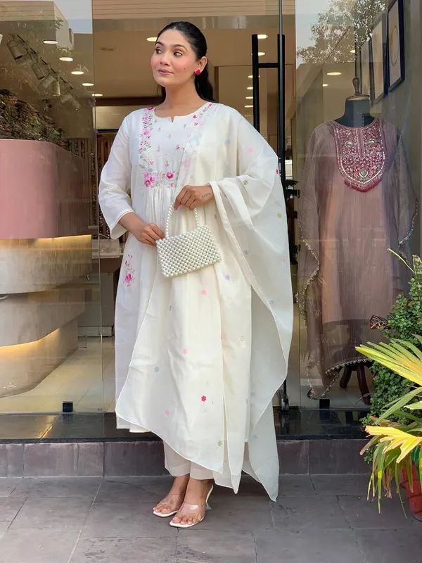 Off_White_Floral_Embroidered_Kurta_Set_With_Dupatta_For_Women