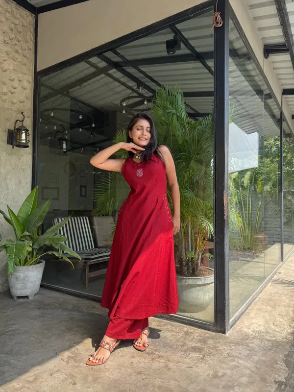 Red_Embroidered_Sleeveless_Kurta_Set_With_Pants_For_Women