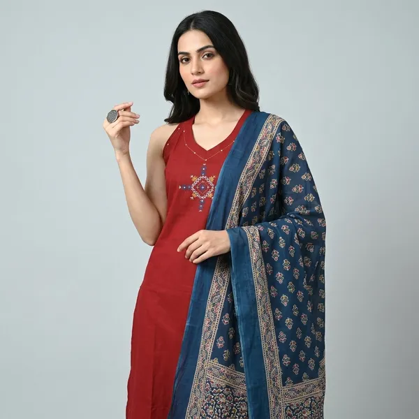 Red_Cotton_Embroidered_Kurta_Set_With_Blue_Dupatta_For_Women