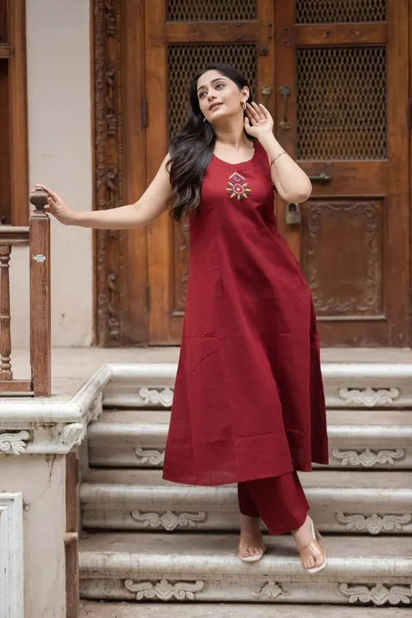 Maroon_Cotton_Sleeveless_A_Line_Kurta_Set_For_Women