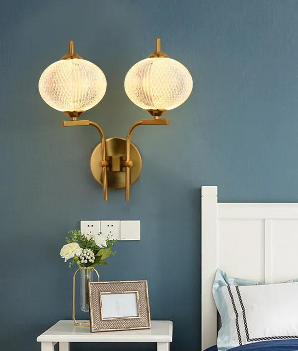 Acrylic_Metal_Modern_Vertical_Golden_Wall_Light