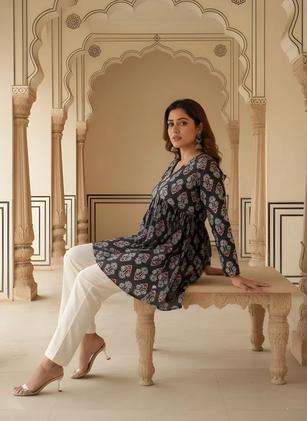 Black_White_Cotton_Relaxed_Fit_Paisley_Print_Short_Kurta_Set_For_Women