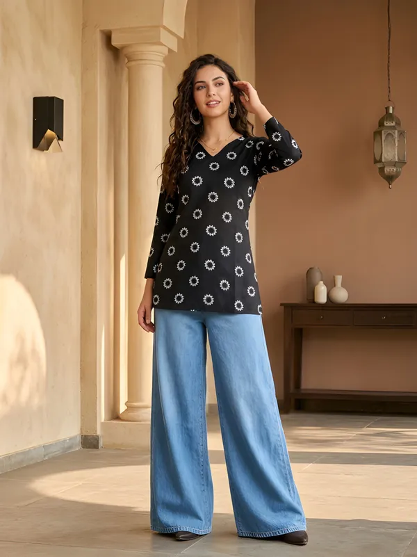 Black_Cotton_Floral_Print_V_Neck_Tunic_Top_For_Women