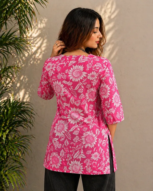 Pink_White_Cotton_Floral_Print_V_Neck_Kurta_For_Women