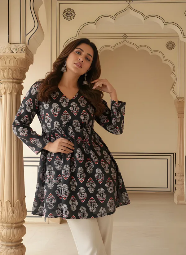Black_White_Cotton_Relaxed_Fit_Paisley_Print_Short_Kurta_Set_For_Women