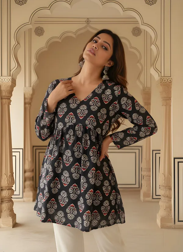 Black_White_Cotton_Relaxed_Fit_Paisley_Print_Short_Kurta_Set_For_Women