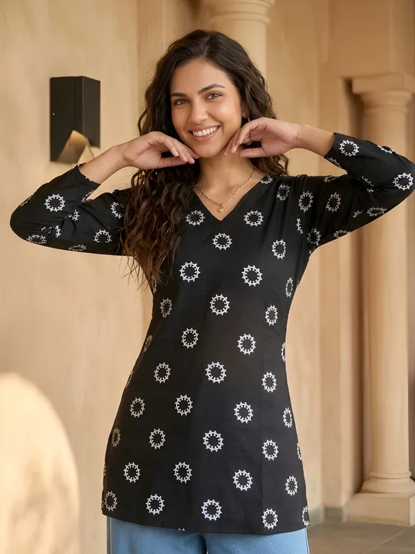 Black_Cotton_Floral_Print_V_Neck_Tunic_Top_For_Women