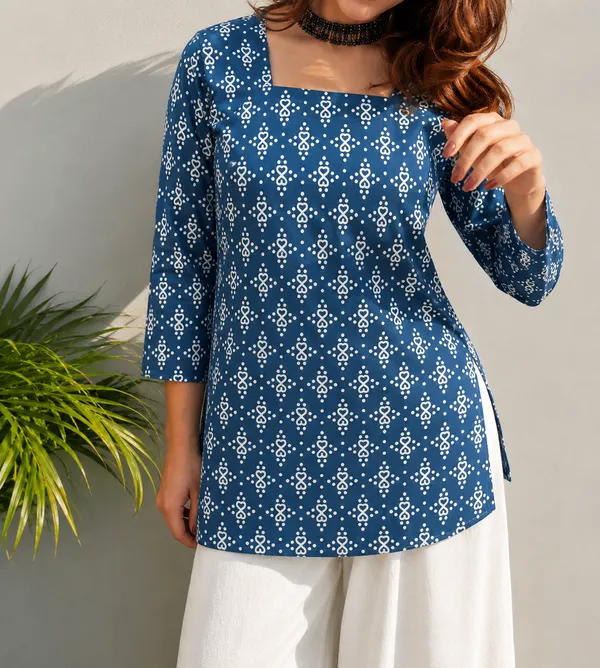 Blue_Cotton_Geometric_Print_Square_Neck_Tunic_For_Women