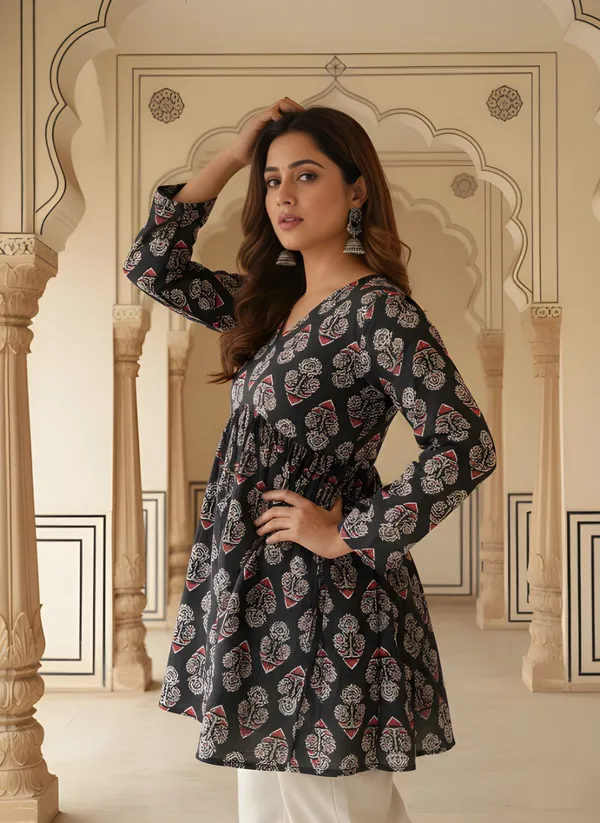 Black_White_Cotton_Relaxed_Fit_Paisley_Print_Short_Kurta_Set_For_Women