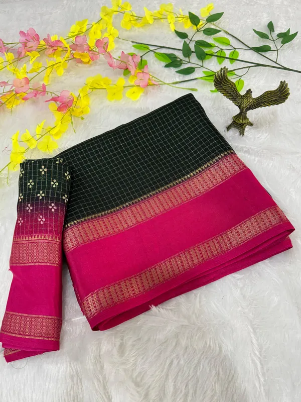Green_Cotton_Chex_Saree_With_Unstitched_Blouse_For_Women