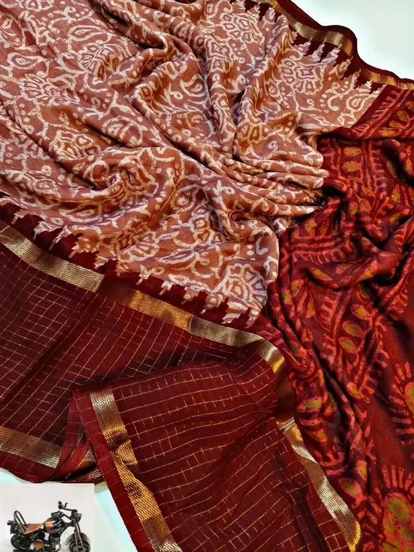 Peach_Cotton_Chex_Saree_With_Unstitched_Blouse_For_Women