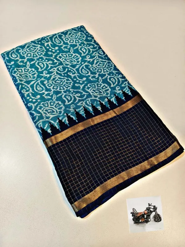 Sky_Blue_Cotton_Chex_Saree_With_Unstitched_Blouse_For_Women