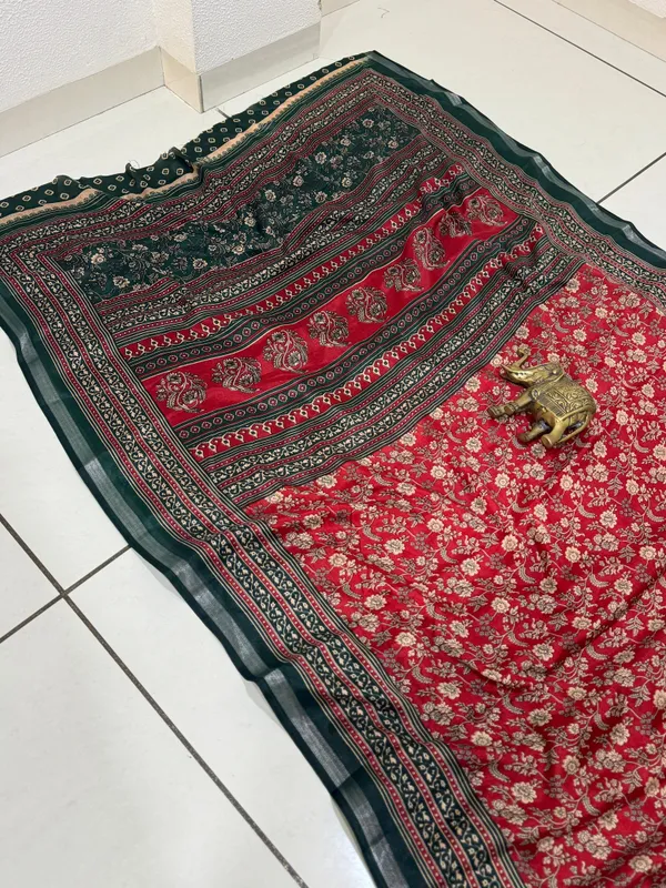 Red_Malmal_Cotton_Saree_With_Unstitched_Blouse_For_Women