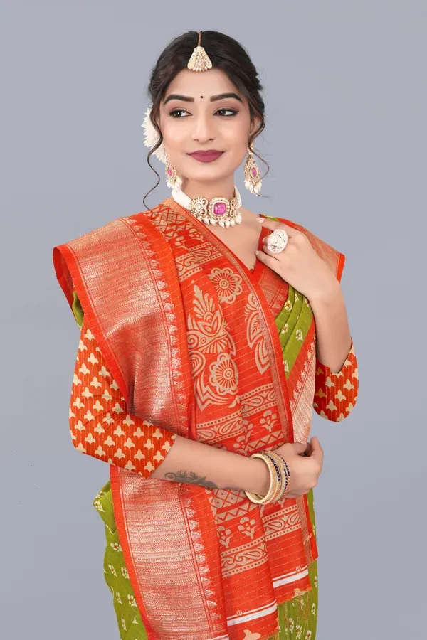 Green_Dola_Silk_Saree_With_Unstitched_Blouse_For_Women
