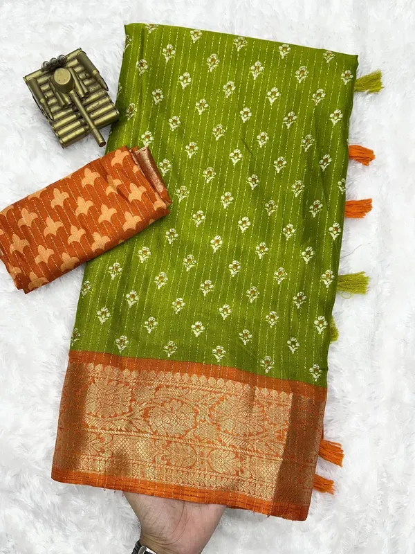 Green_Dola_Silk_Saree_With_Unstitched_Blouse_For_Women