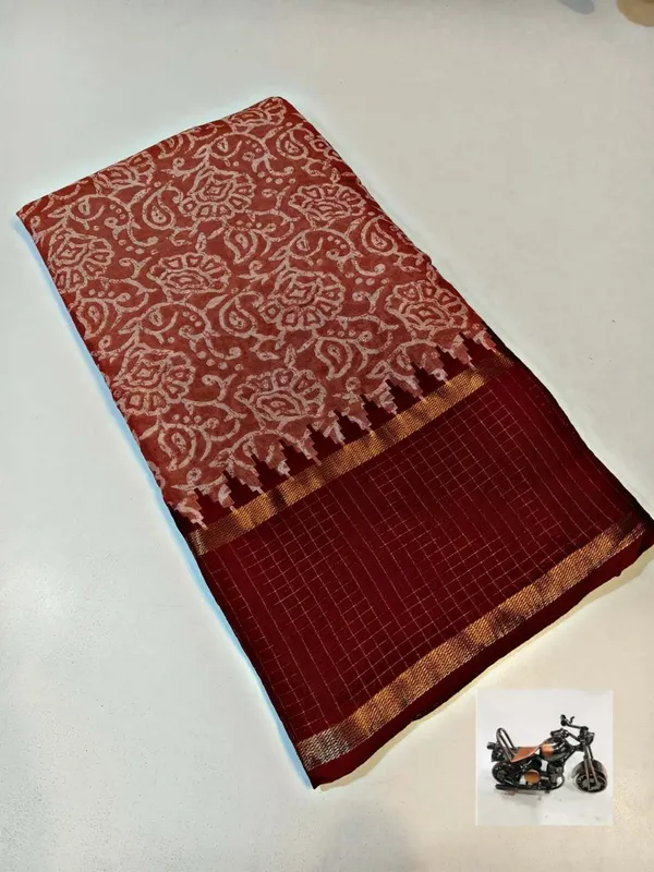 Peach_Cotton_Chex_Saree_With_Unstitched_Blouse_For_Women