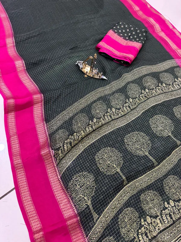 Green_Cotton_Chex_Saree_With_Unstitched_Blouse_For_Women