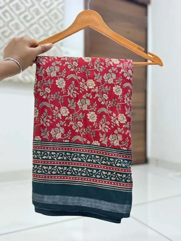 Red_Malmal_Cotton_Saree_With_Unstitched_Blouse_For_Women